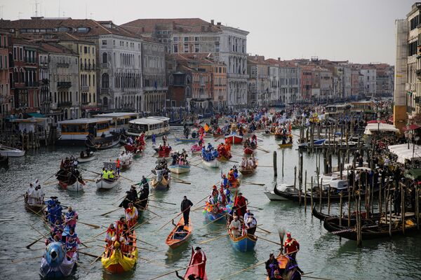 Маскарад на Гранд-канале во время венецианского карнавала, Италия