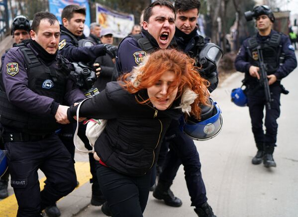 Задержание участников митинга в Анкаре против увольнения преподавателей местного университета