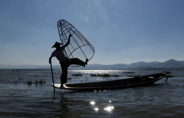Рыбак на озере Ингле, Мьянма