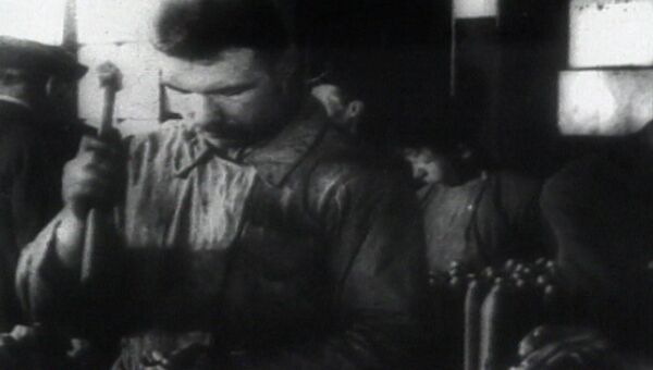 Труд рабочих на заводе до революции 1917 года. Кадры кинохроники