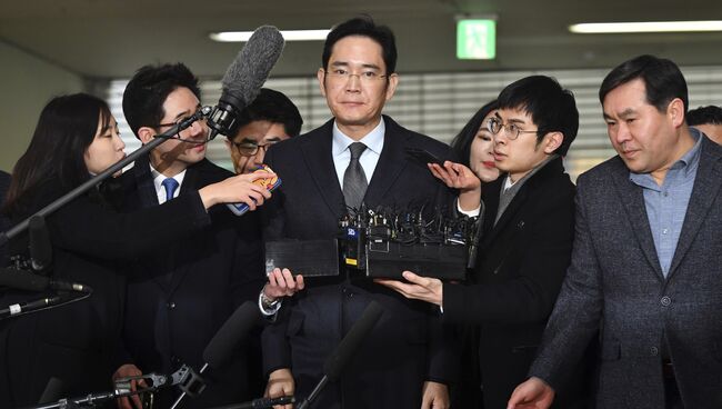 Вице-президент Samsung Electronics Ли Чже Ён с журналистами. 13 февраля 2017