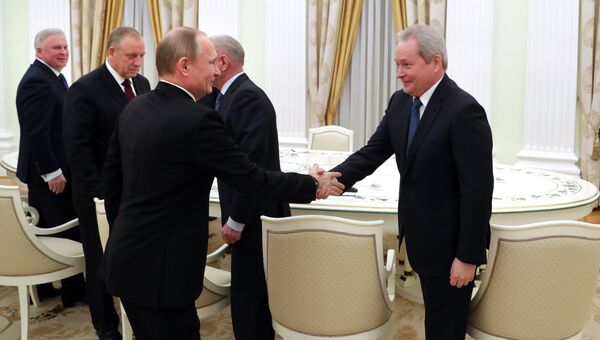 Президент РФ Владимир Путин во время встречи с бывшими руководителями ряда регионов. 16 февраля 2017