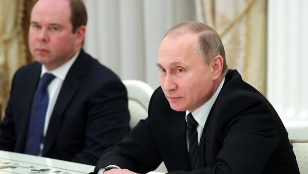 Президент РФ Владимир Путин во время встречи с бывшими руководителями ряда регионов. 16 февраля 2017