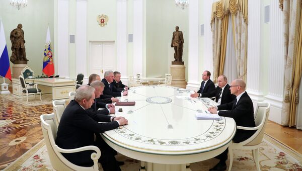 Президент РФ Владимир Путин и губернаторы некоторых регионов. Архивное фото