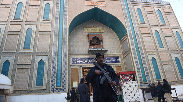 Полиция на месте взрыва на территории комплекса мавзолея Лалы Шахбаза Каландара в Сехван-Шарифе, Пакистан