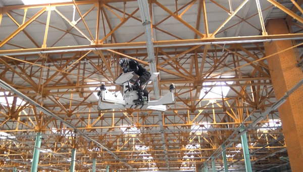 Российский ховербайк летал под крышей ангара на испытаниях в Москве