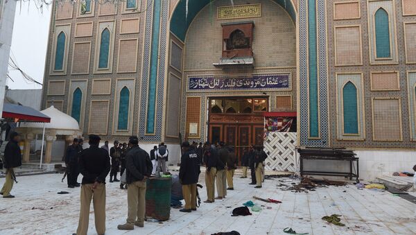 На месте взрыва на территории комплекса мавзолея Лалы Шахбаза Каландара в Сехван-Шарифе, Пакистан