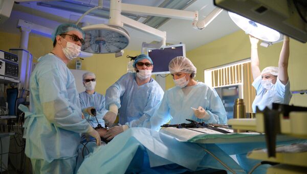 Хирурги проводят операцию в 3D-очках в Екатеринбурге. Архивное фото