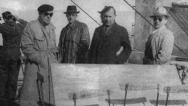 Микола Лебедь (в берете) и курсанты английской разведшколы перед заброской в Советский Союз