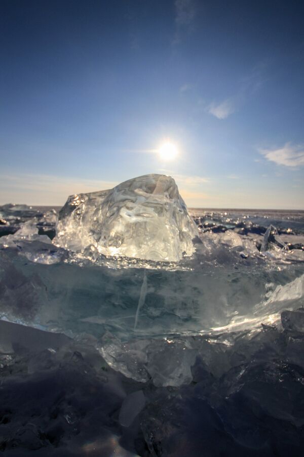 Лед озера Байкал, где проходит V Байкальская экстремальная международная гонка Ледовый шторм