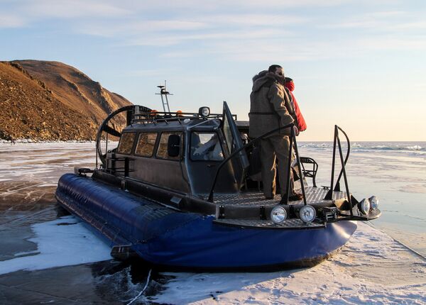 Катер на воздушной подушке на льду озера Байкал, где проходит V Байкальская экстремальная международная гонка Ледовый шторм