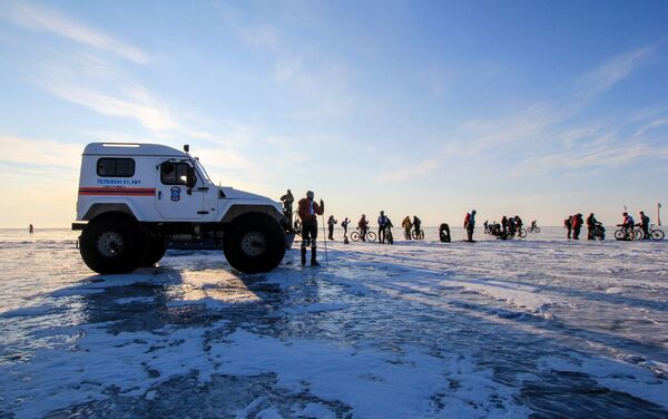 Автомобиль спасателей на льду озера Байкал, где проходит V Байкальская экстремальная международная гонка Ледовый шторм