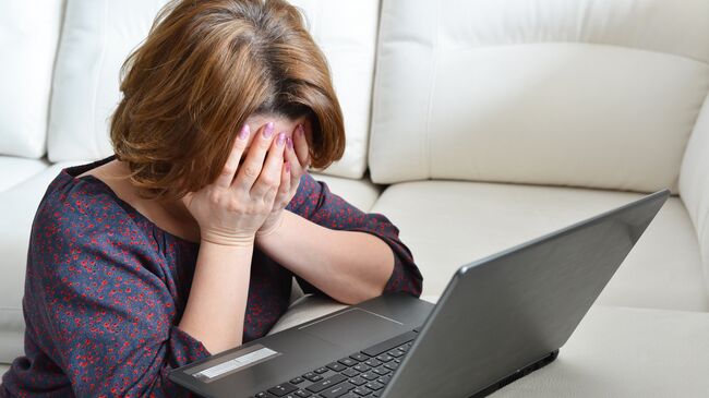 Расстроенная женщина у компьютера. Архивное фото