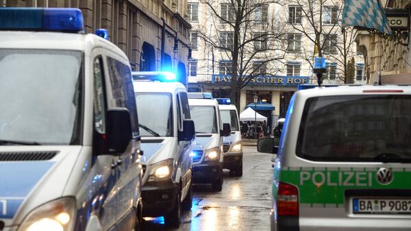 Автомобили спецслужб у отеля Байеришер Хоф, где проходит 53-я Мюнхенская конференция по безопасности