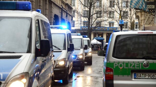 Автомобили спецслужб у отеля Байеришер Хоф, где проходит Мюнхенская конференция по безопасности
