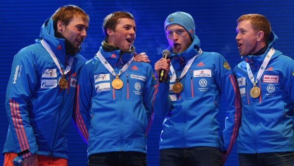 Спортсмены сборной России, завоевавшие золотые медали в эстафете среди мужчин на чемпионате мира по биатлону в австрийском Хохфильцене, на церемонии награждения