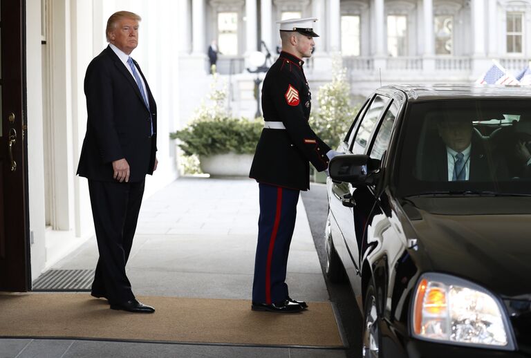 Президент США Дональд Трамп около автомобиля