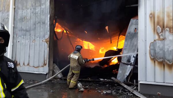 Пожарные разбирали завалы и тушили огонь на месте возгорания в Мытищах