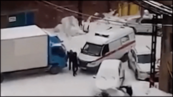 В Новосибирске водитель грузовика отказался пропустить скорую помощь