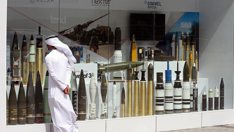 Посетитель на Международной выставке вооружения IDEX 2017 в Абу-Даби