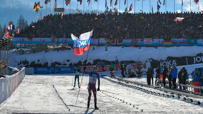 Антон Шипулин (Россия) на финише эстафеты среди мужчин на чемпионате мира по биатлону в австрийском Хохфильцене