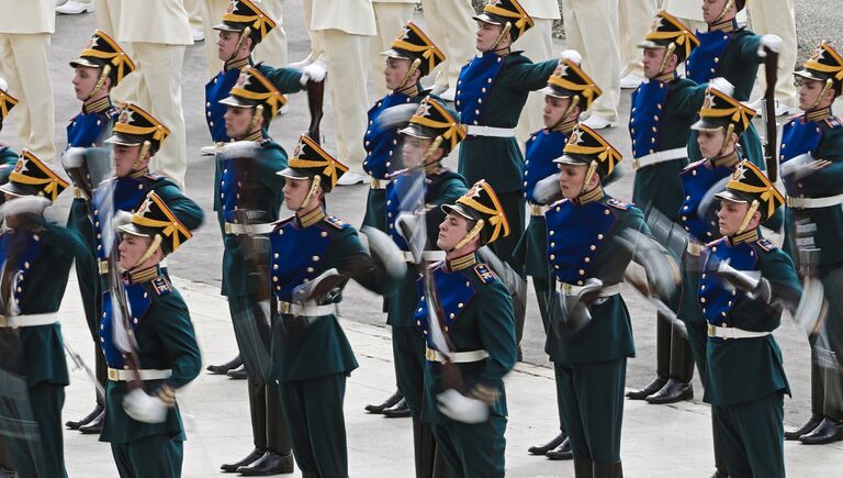 Военнослужащие Российского Президентского полка во время военного шоу на церемонии открытия Международной выставки вооружения IDEX 2017 в Абу-Даби