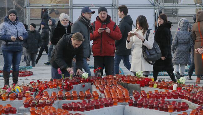 Горожане зажигают свечи в память о Небесной сотне, на Майдане в Киеве, Украина. 19 февраля 2017