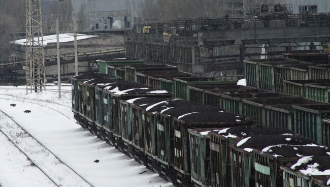 Вагоны с углем на железнодорожном вокзале Донецка