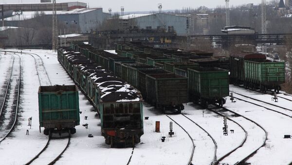 Вагоны с углем на железнодорожном вокзале Донецка
