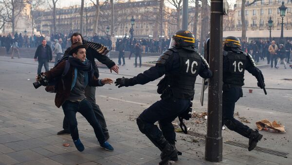 Акция протеста против полицейского насилия на площади Республики в Париже