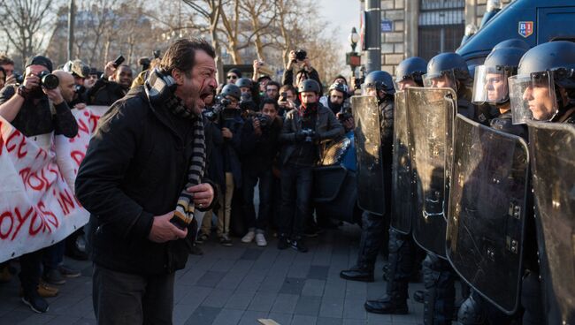 Акция протеста против полицейского насилия на площади Республики в Париже. 18 февраля 2017