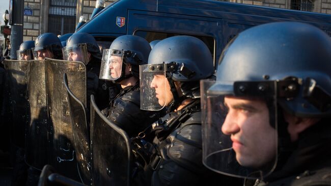 Сотрудники полиции во время акции протеста против полицейского насилия в Париже. Архивное фото