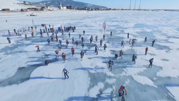 Экстремалы на лыжах, коньках и велосипедах покоряли Байкал в гонке Ледовый шторм