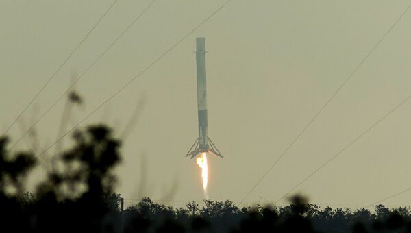 Первая ступень ракеты-носителя Falcon 9 приземляется после запуска на мысе Канаверал, штат Флорида. 19 февраля 2017