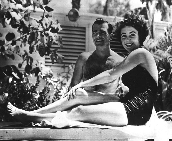 17-летняя актриса Элизабет Тейлор с женихом в Майами-Бич, штат Флорида, 1949