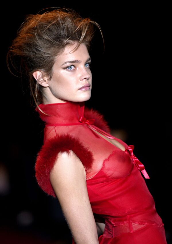 Модель Наталья Водянова представляет коллекцию Тома Форда для Yves Saint Laurent во время показа осень-зима 2004-2005 в рамка недели моды в Париже