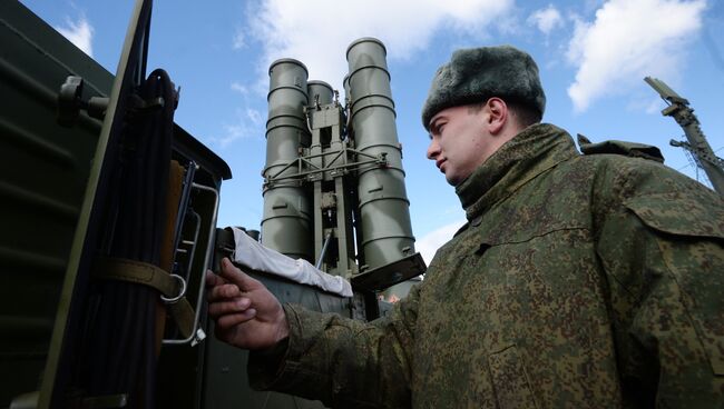 Военнослужащий у зенитного ракетного комплекса (ЗРК) Триумф С-400. Архивное фото