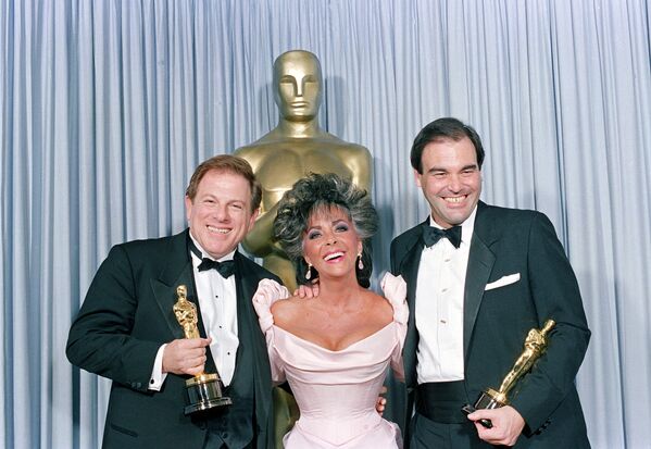 Арнольд Копельман, Элизабет Тейлор и Оливер Стоун на премии Оскар, штат Калифорния, 31 марта 1987