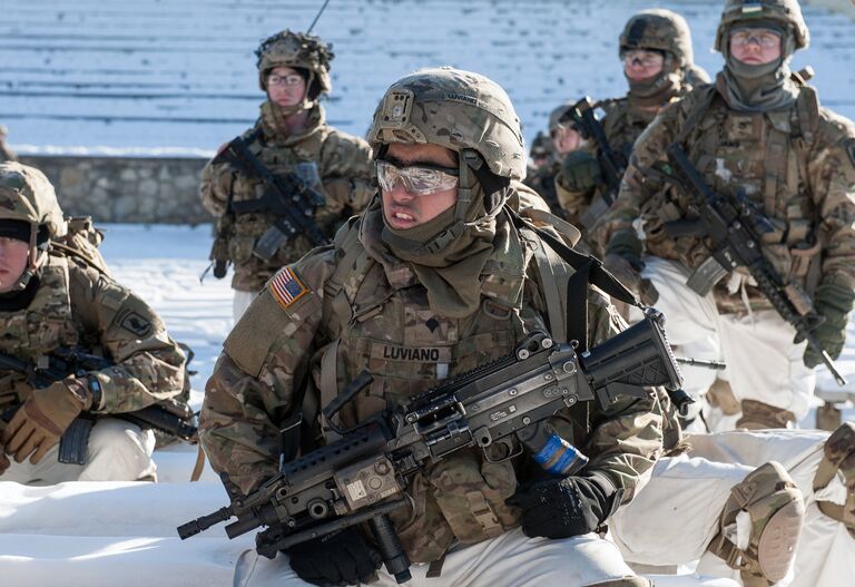 Американские военнослужащие на демонстрации военной техники и вооружения НАТО в Латвии Американские военнослужащие на демонстрации военной техники и вооружения НАТО в Латвии