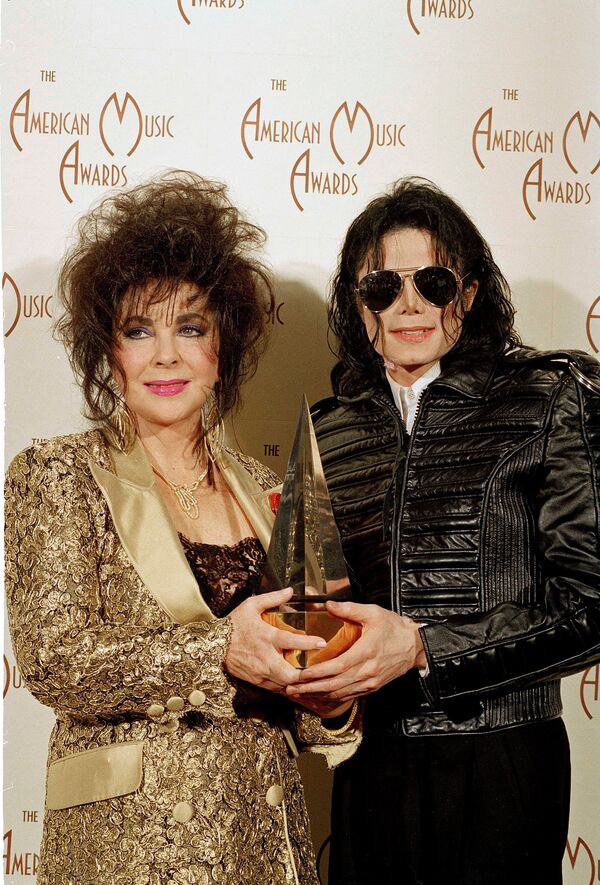 Поп-певец Майкл Джексон с актрисой Элизабет Тейлор на премии American Music Awards, 1993
