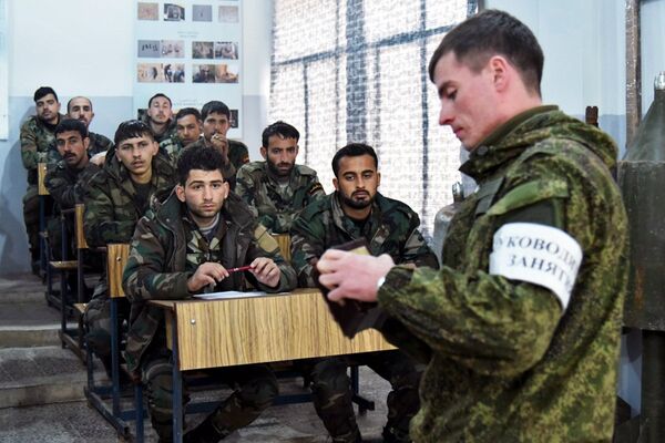 Военнослужащие вооруженных сил РФ и Сирии на занятии в Международном противоминном центре в Алеппо