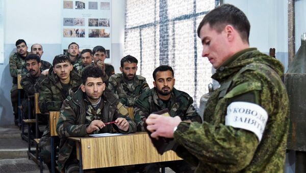 Военнослужащие вооруженных сил РФ и Сирии на занятии в Международном противоминном центре в Алеппо