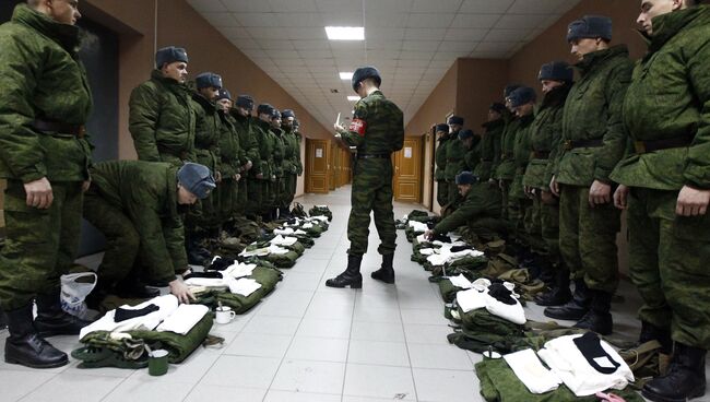 Дежурный по роте проверяет наличие у новобранцев полного комплекта обмундирования. Архивное фото