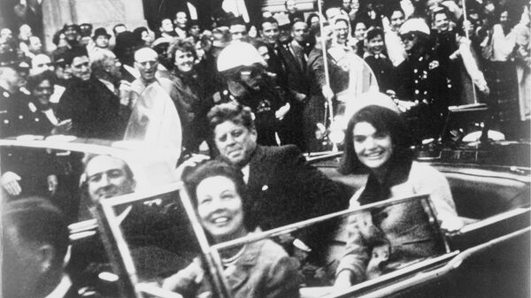 Джон и Жаклин Кеннеди на заднем сидении президентского лимузина в день убийства. Архивное фото