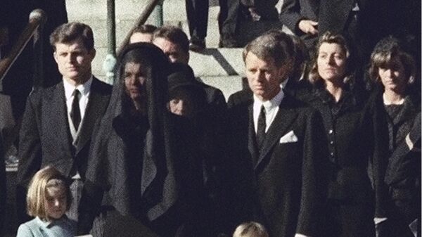Члены семьи Кеннеди во время церемонии похорон президента США Джона Ф. Кеннеди
