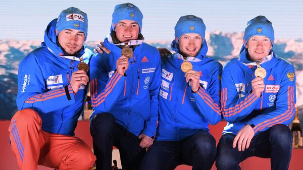 Спортсмены сборной России, завоевавшие золотые медали в эстафете среди мужчин на чемпионате мира по биатлону в австрийском Хохфильцене