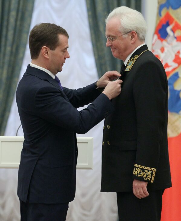 Президент РФ Дмитрий Медведев вручает орден За заслуги перед Отечеством IV степени постоянному представителю Российской Федерации при Организации Объединенных Наций в Нью-Йорке Виталию Чуркину