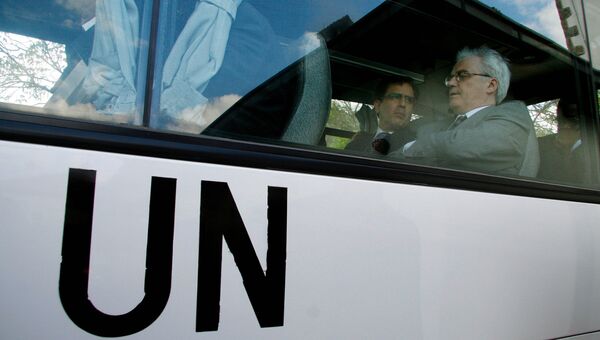 Постоянный представитель России при ООН Виталий Чуркин в автобусе после посещения монастыря Грачаница