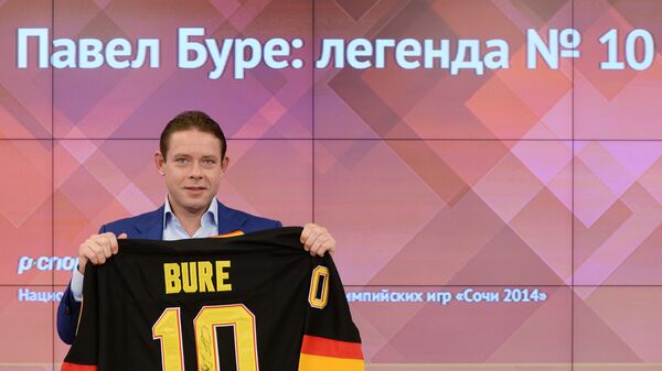 Хоккеист Павел Буре во время пресс-конференции в РИА Новости
