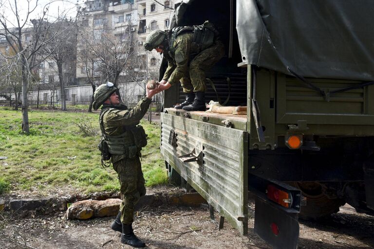 Российские военные инженеры Международного противоминного центра Вооруженных Сил РФ в Алеппо